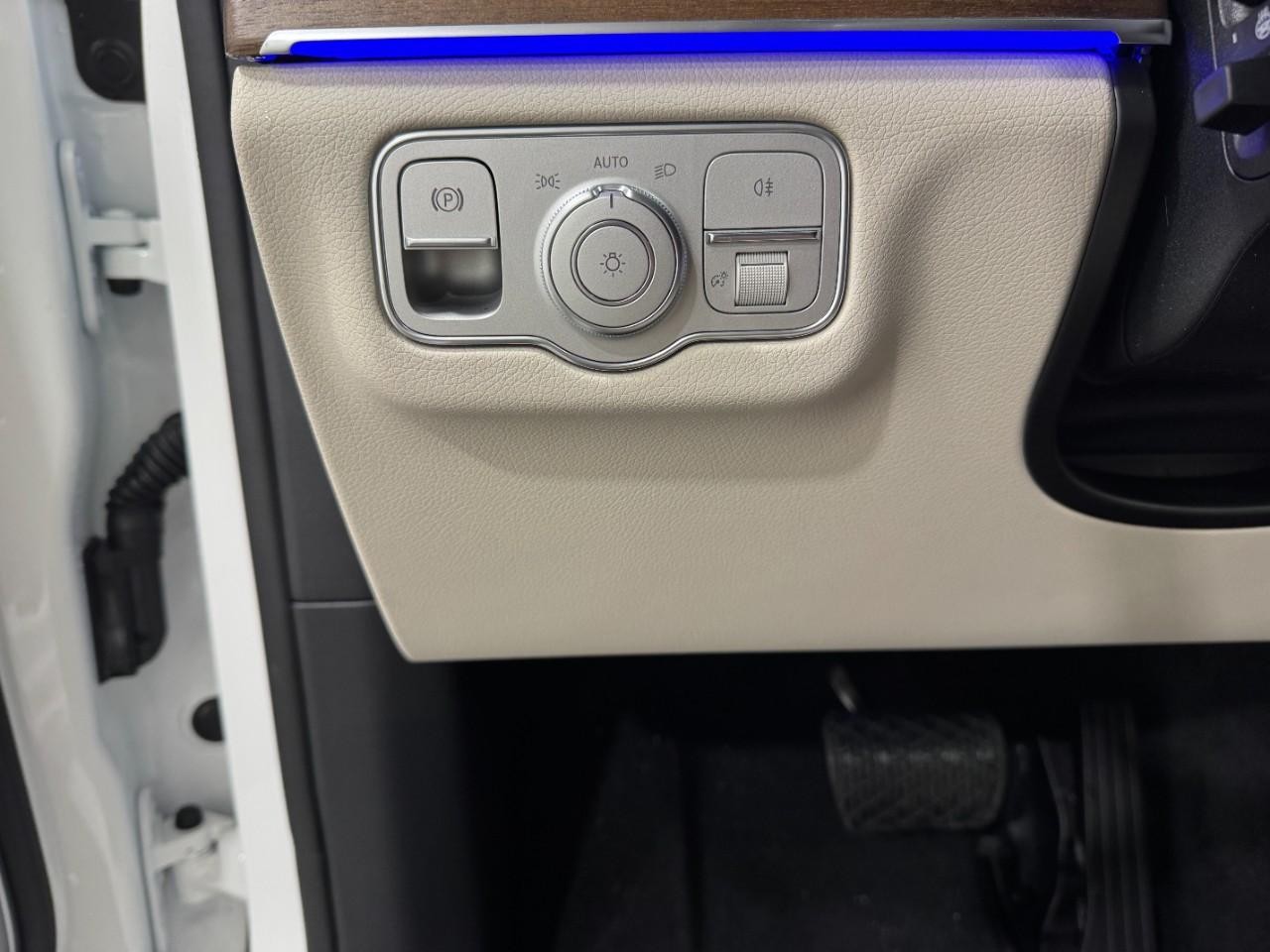 Mercedes-Benz GLE Vehicle Full-screen Gallery Image 31