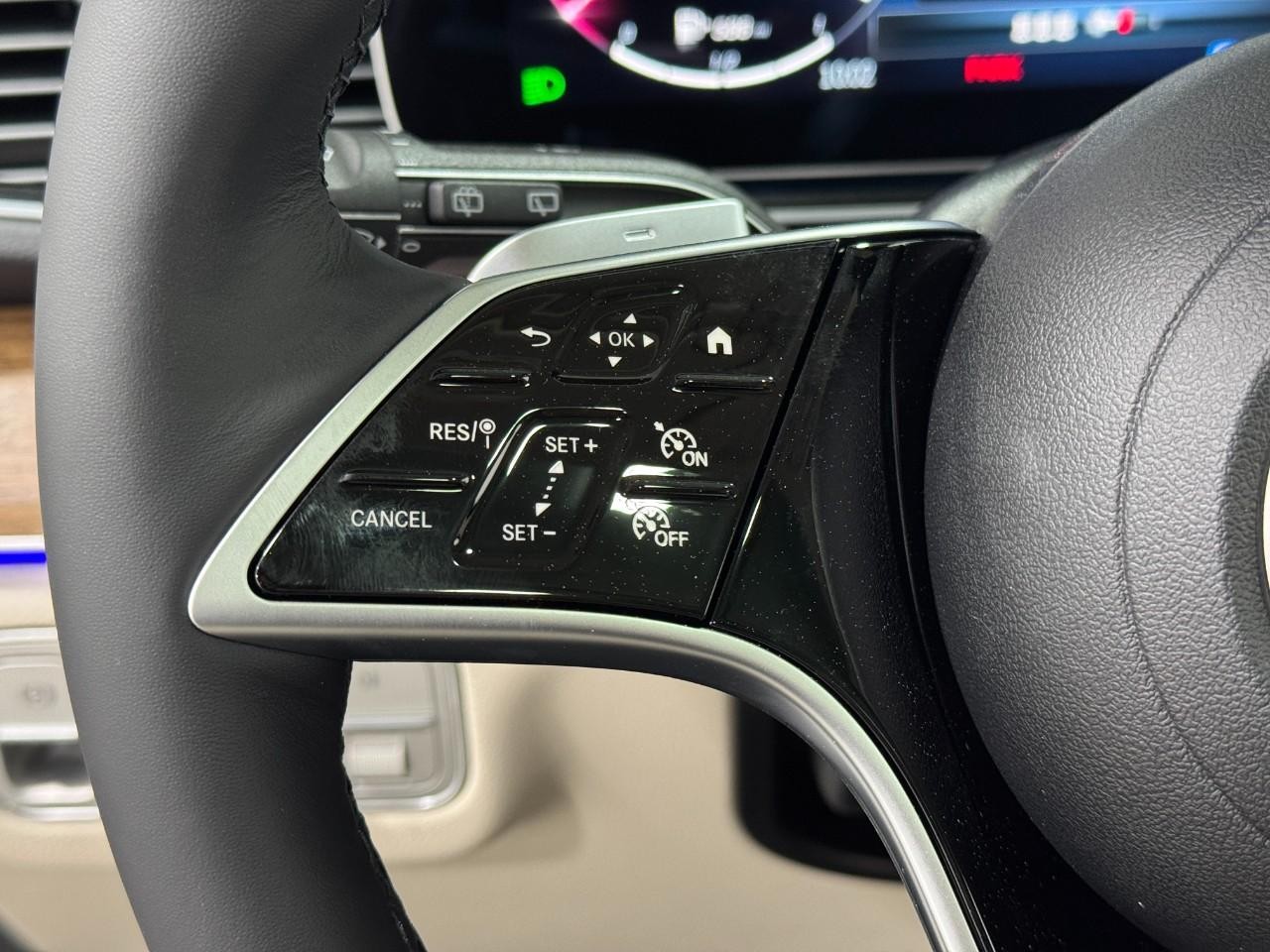 Mercedes-Benz GLE Vehicle Full-screen Gallery Image 32