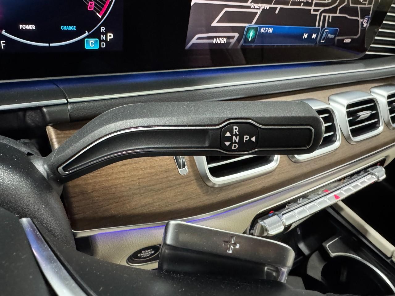 Mercedes-Benz GLE Vehicle Full-screen Gallery Image 35