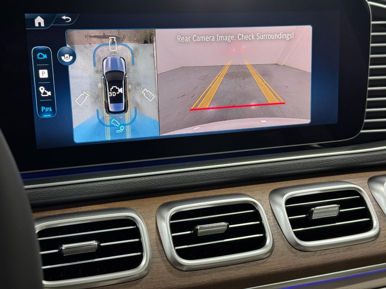 Mercedes-Benz GLE Vehicle Full-screen Gallery Image 36