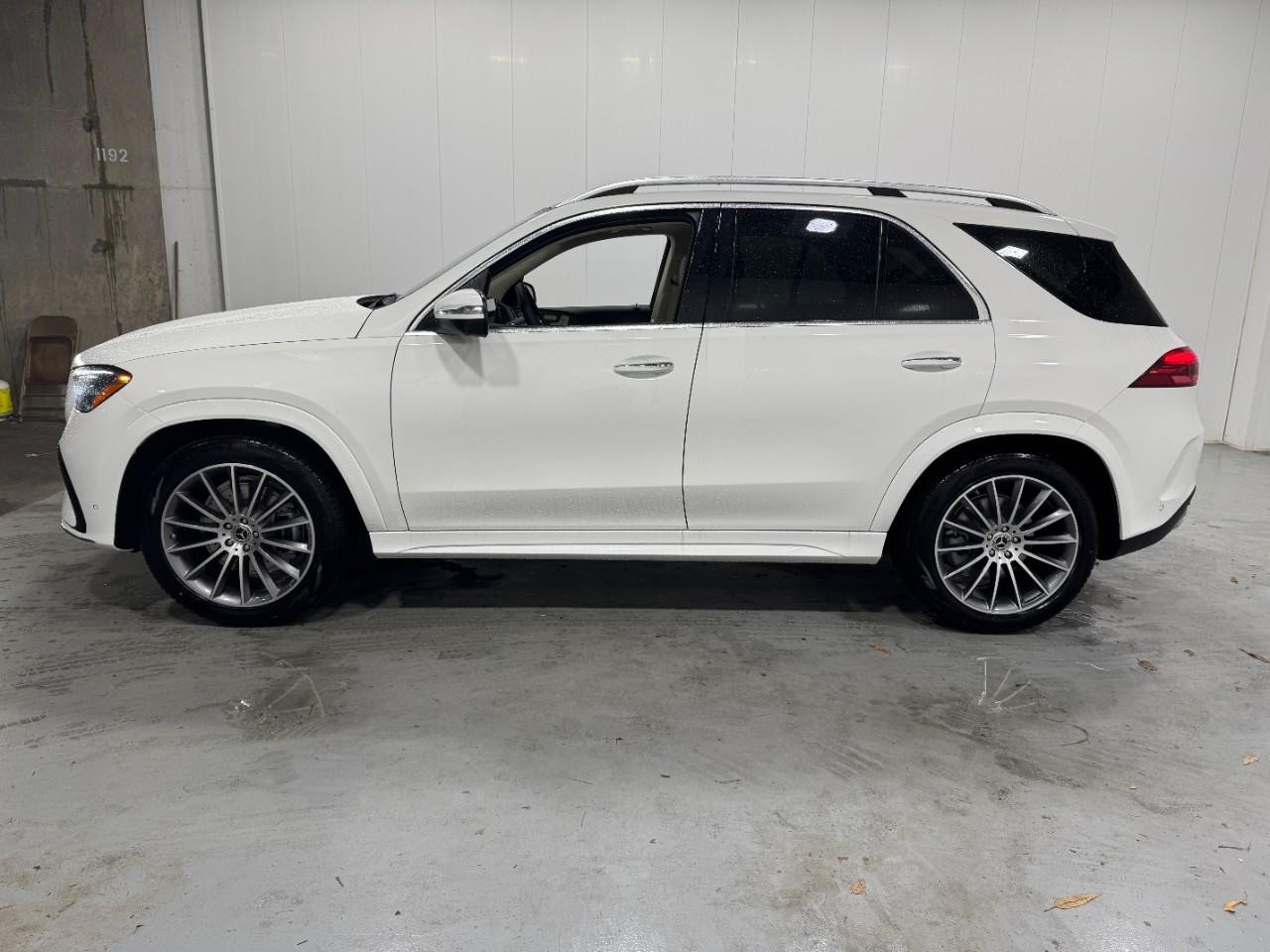 Mercedes-Benz GLE Vehicle Full-screen Gallery Image 2