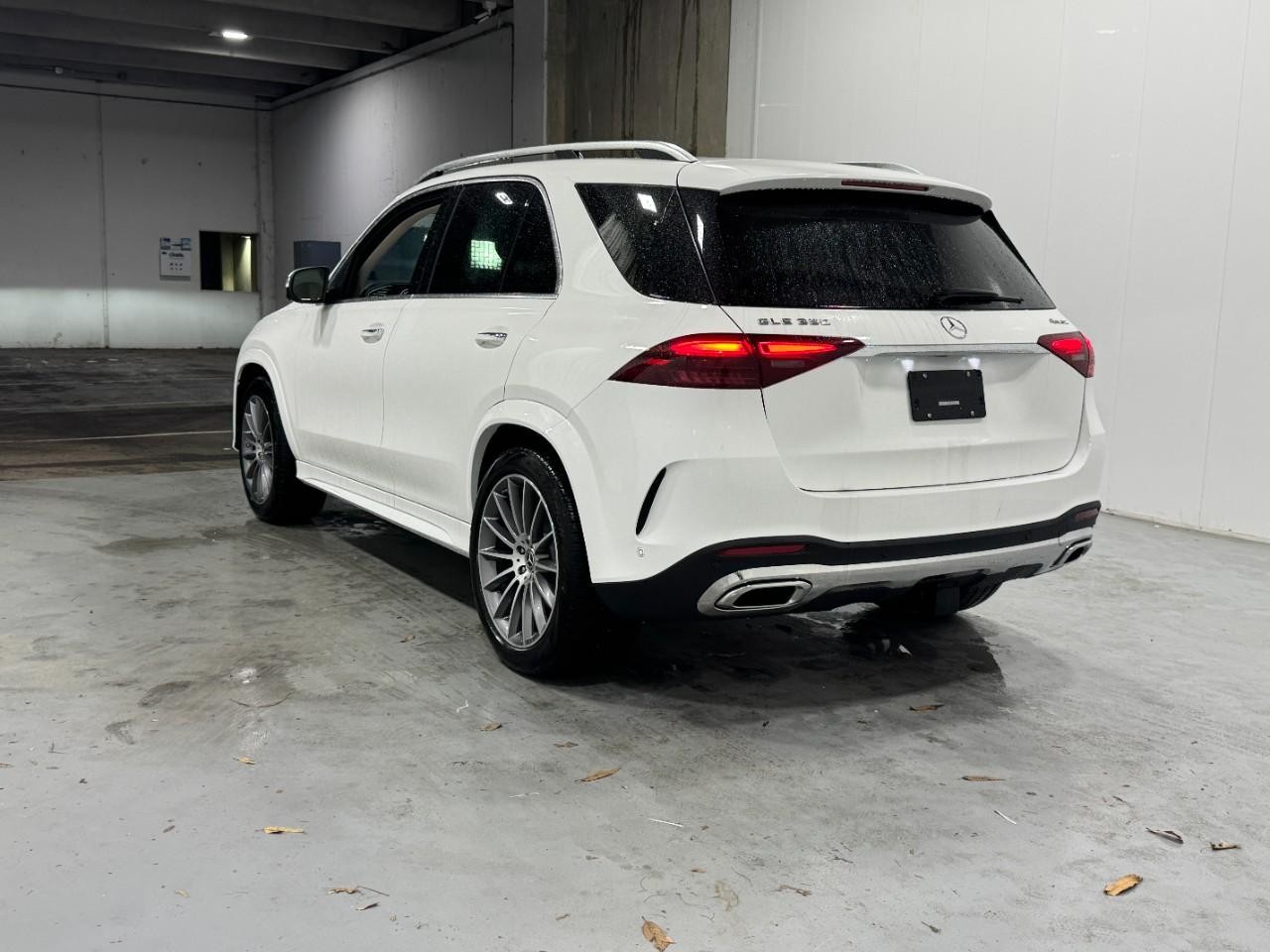 Mercedes-Benz GLE Vehicle Full-screen Gallery Image 3