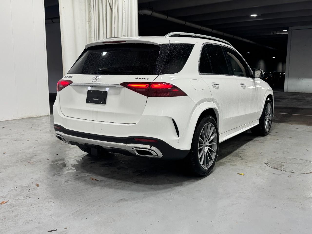 Mercedes-Benz GLE Vehicle Full-screen Gallery Image 4