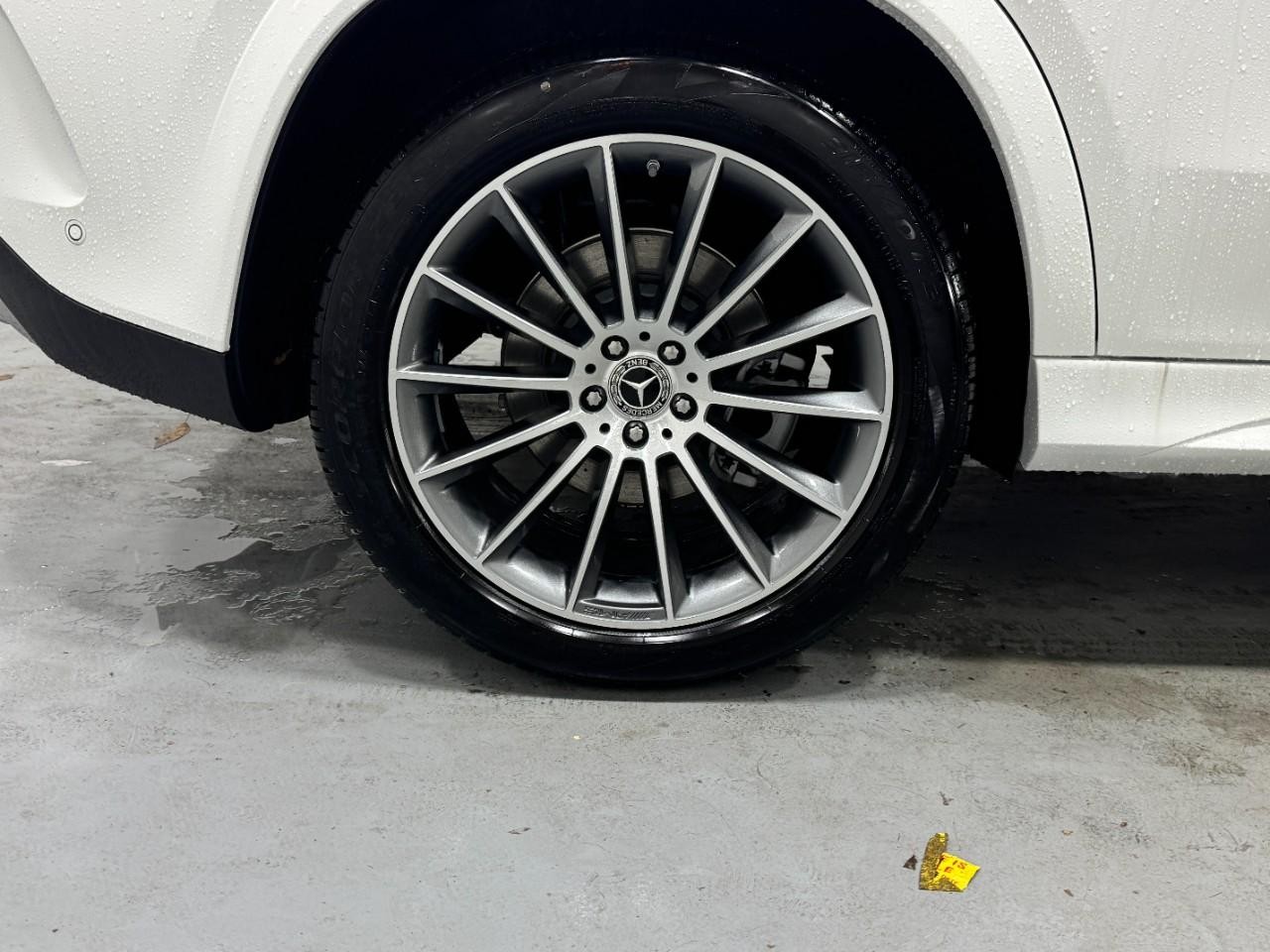 Mercedes-Benz GLE Vehicle Full-screen Gallery Image 5