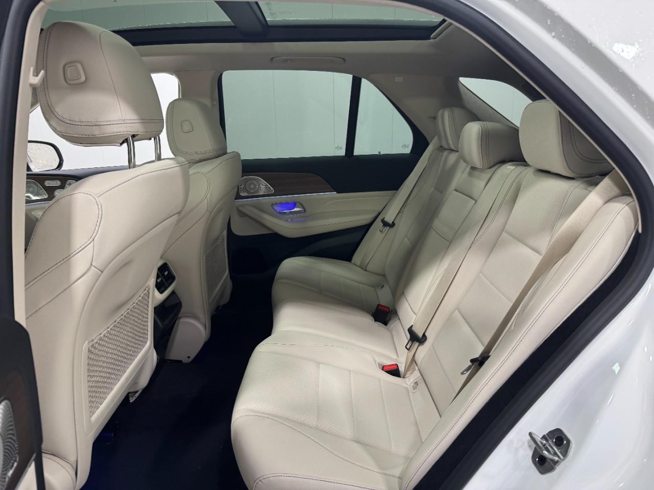 Mercedes-Benz GLE Vehicle Full-screen Gallery Image 8