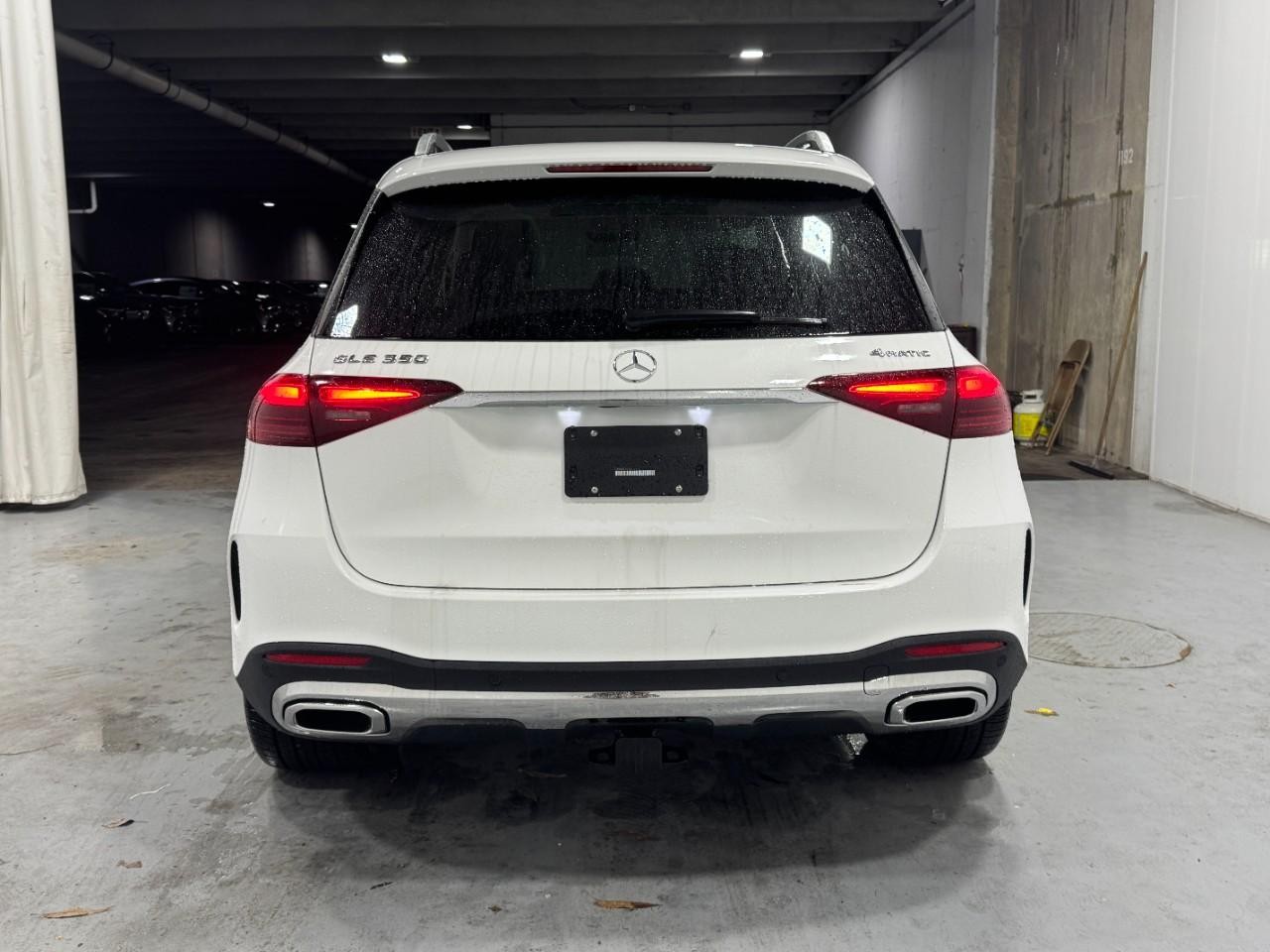 Mercedes-Benz GLE Vehicle Full-screen Gallery Image 9