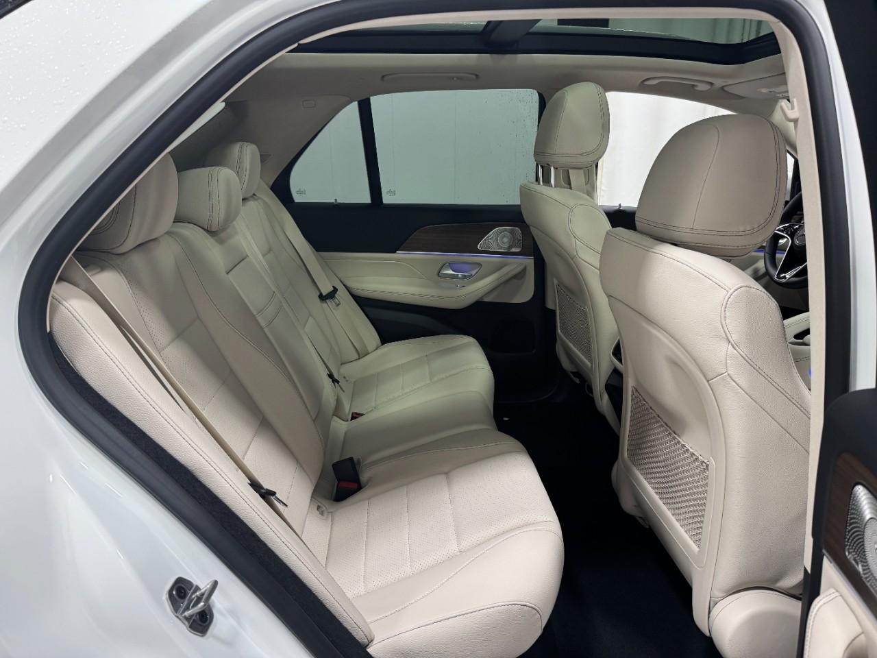 Mercedes-Benz GLE Vehicle Full-screen Gallery Image 10