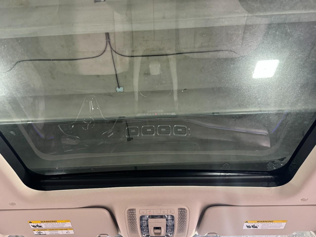 Mercedes-Benz GLE Vehicle Full-screen Gallery Image 11