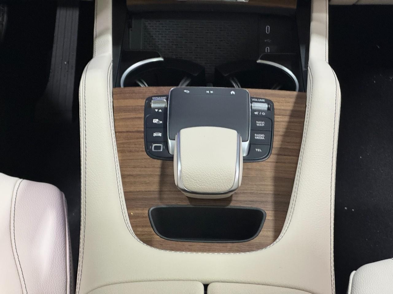 Mercedes-Benz GLE Vehicle Full-screen Gallery Image 16