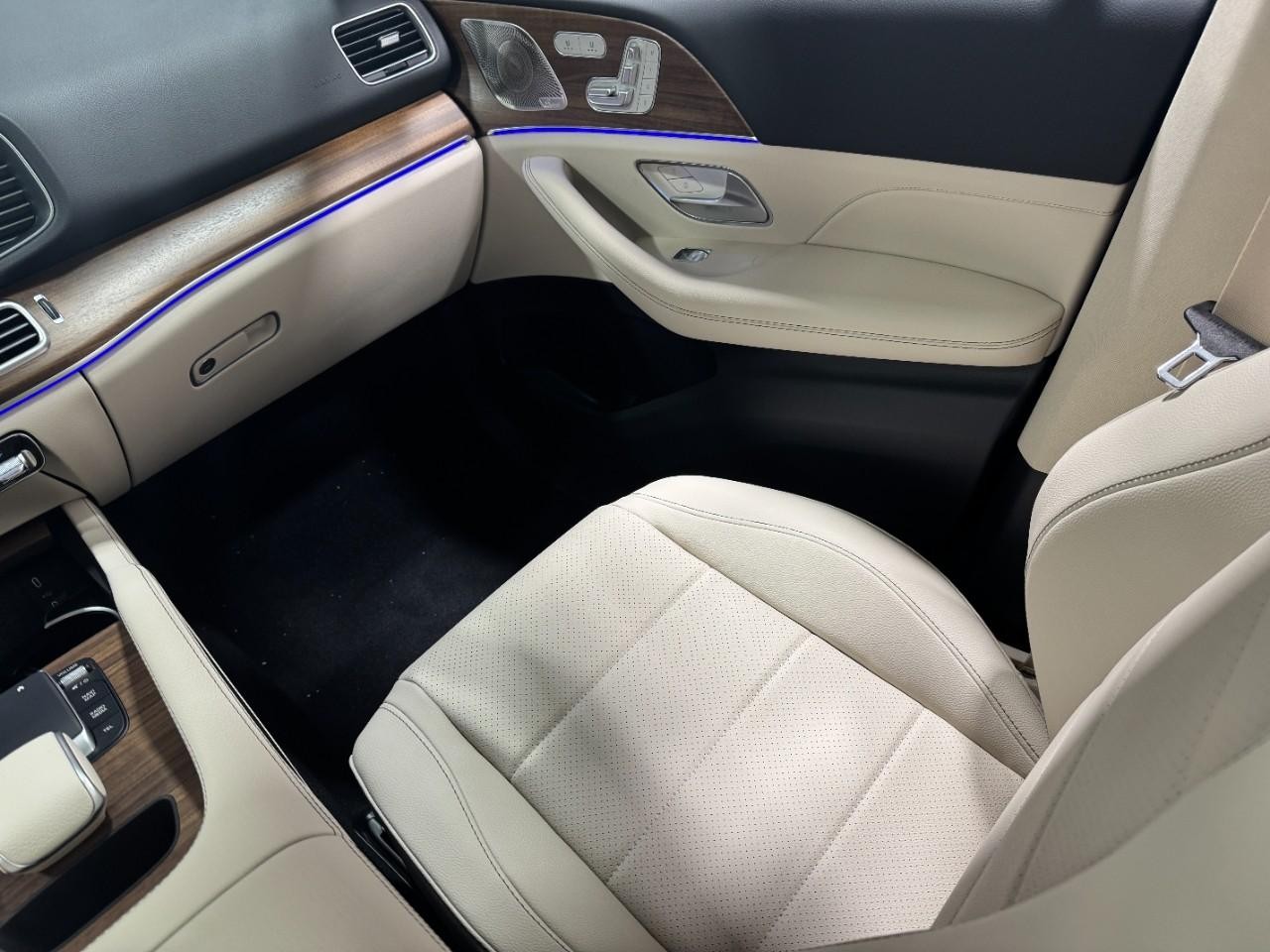 Mercedes-Benz GLE Vehicle Full-screen Gallery Image 17