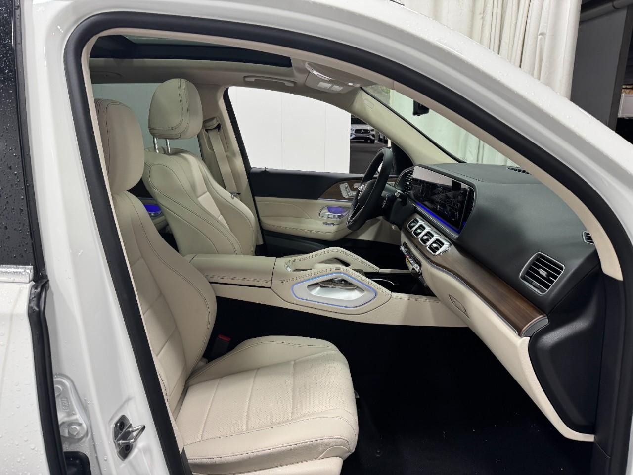 Mercedes-Benz GLE Vehicle Full-screen Gallery Image 18