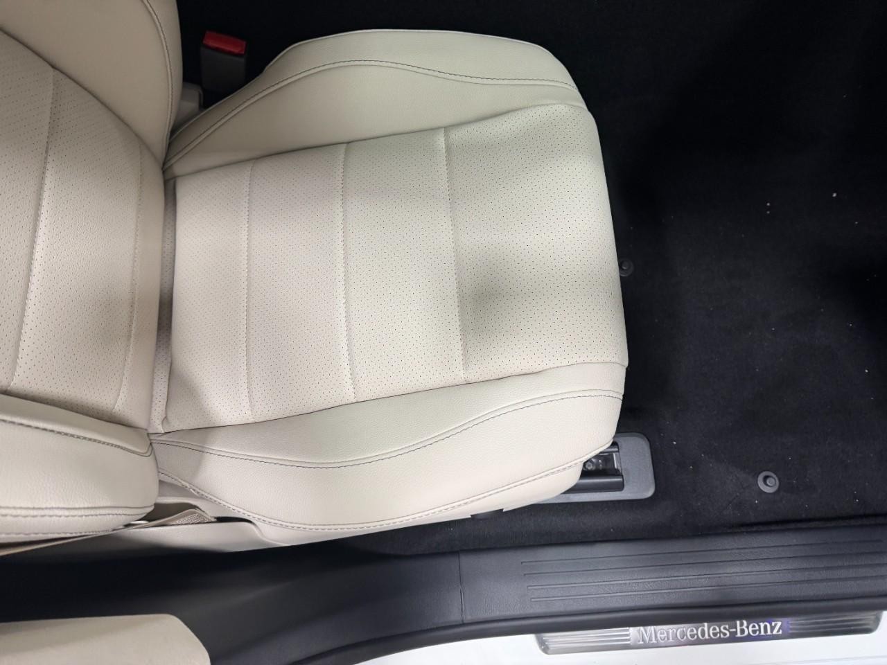 Mercedes-Benz GLE Vehicle Full-screen Gallery Image 19