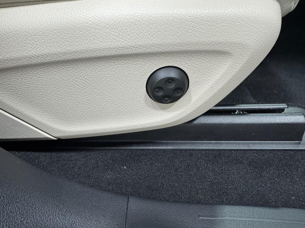 Mercedes-Benz GLE Vehicle Full-screen Gallery Image 20