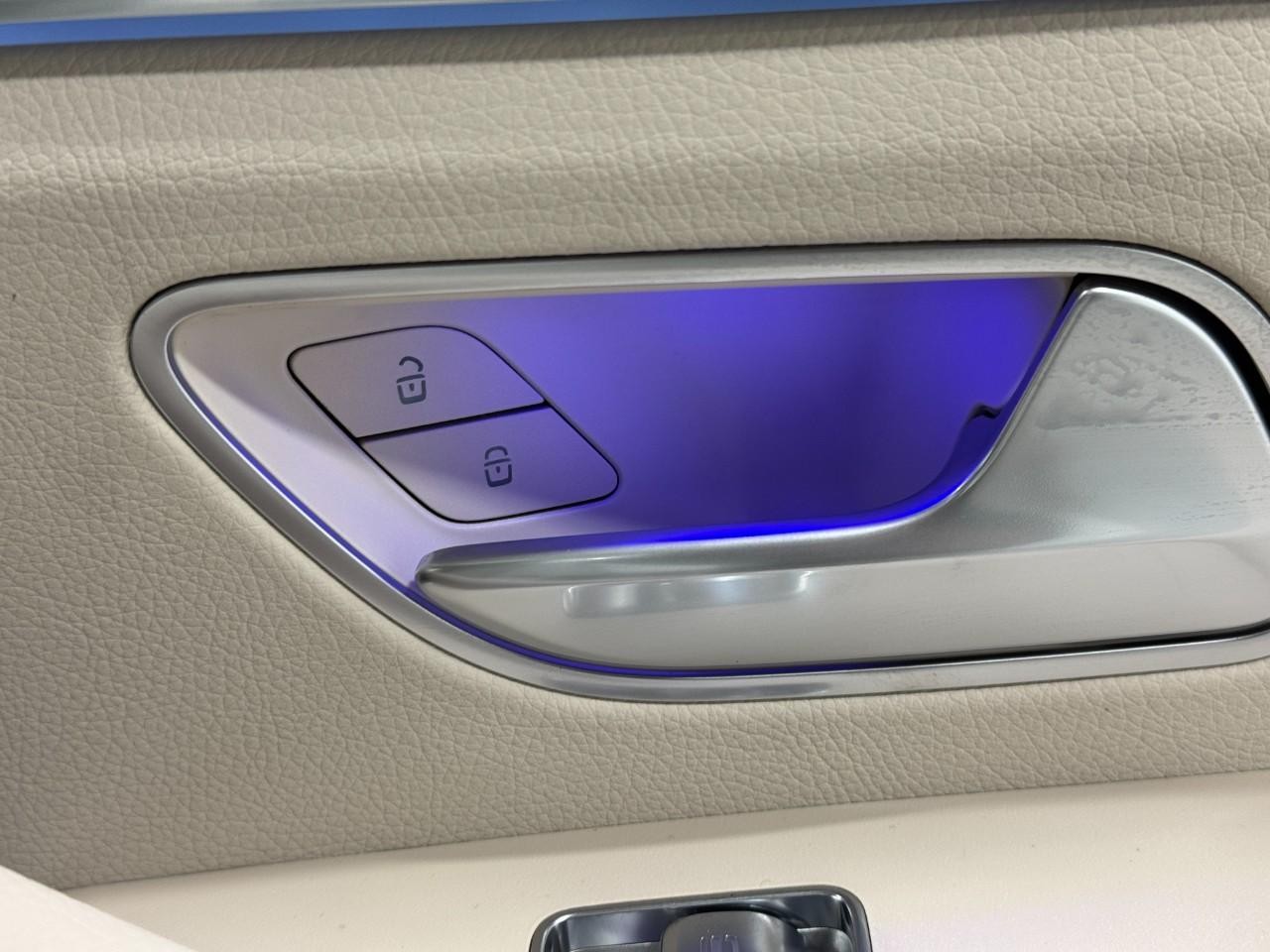 Mercedes-Benz GLE Vehicle Full-screen Gallery Image 22