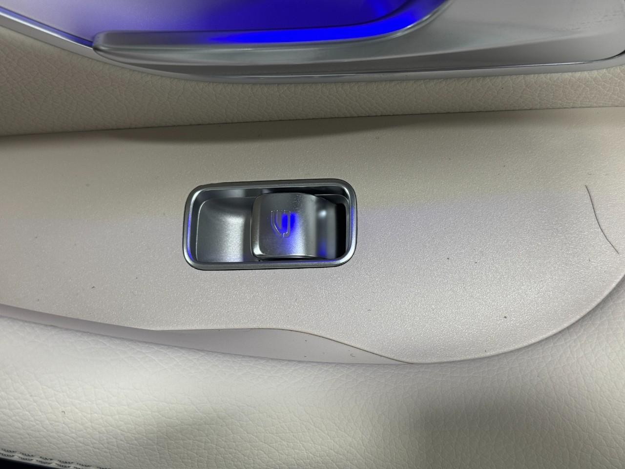 Mercedes-Benz GLE Vehicle Full-screen Gallery Image 23