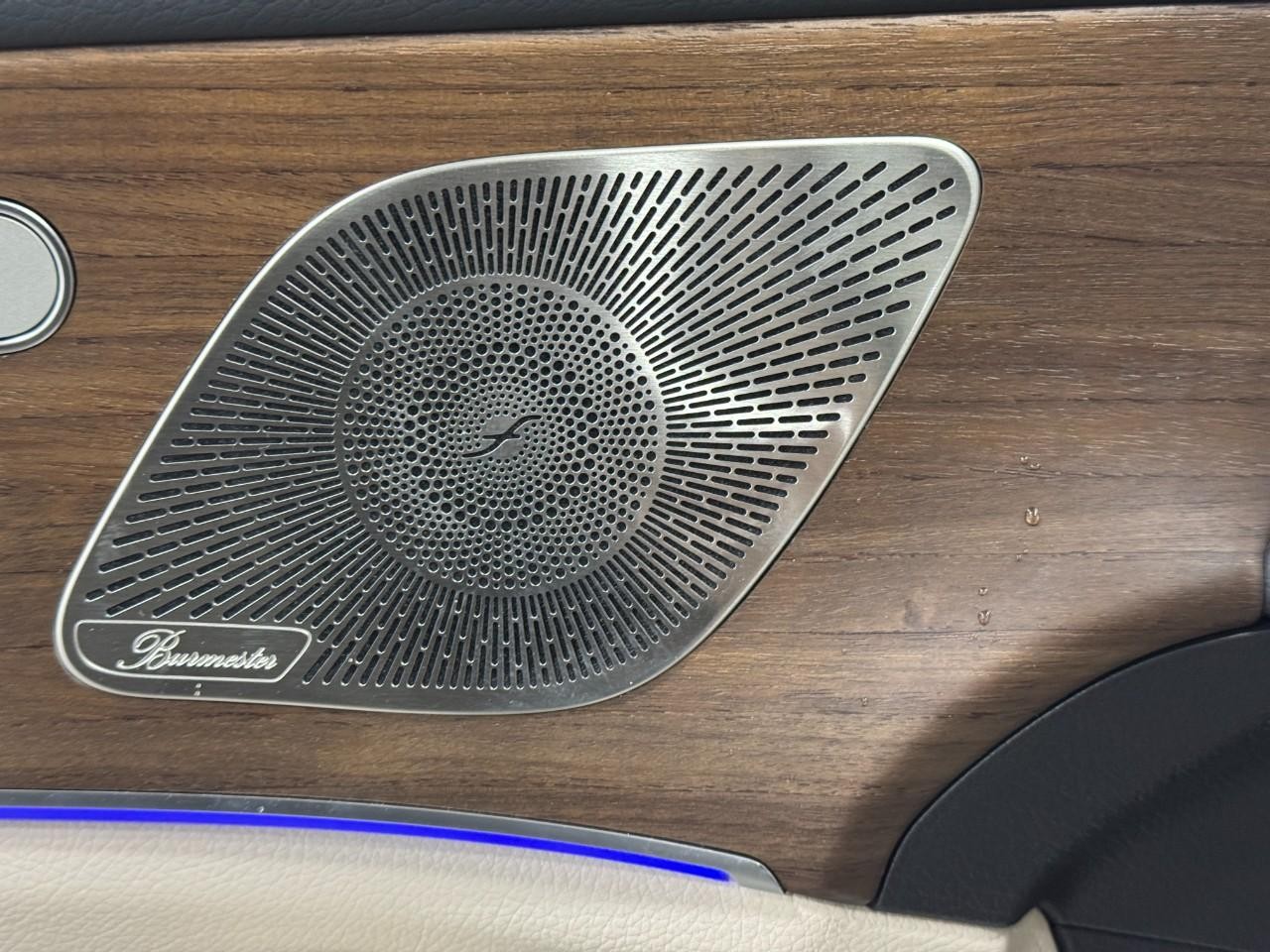 Mercedes-Benz GLE Vehicle Full-screen Gallery Image 24