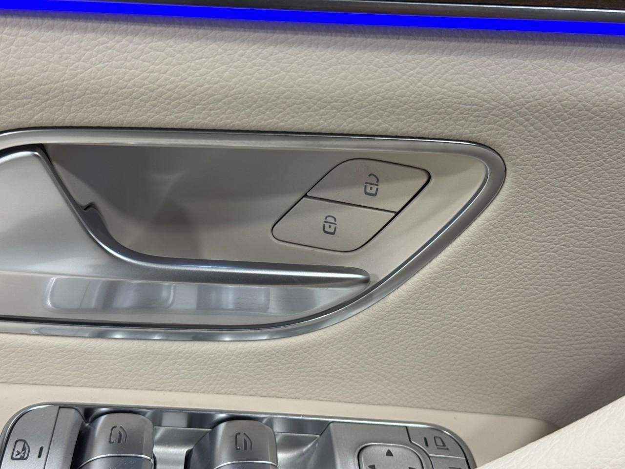 Mercedes-Benz GLE Vehicle Full-screen Gallery Image 26