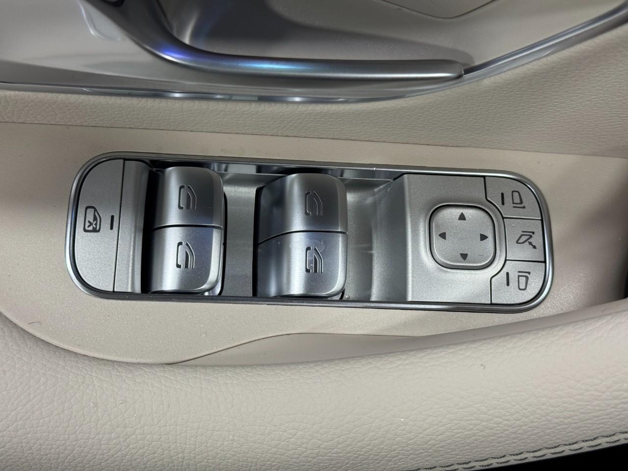 Mercedes-Benz GLE Vehicle Full-screen Gallery Image 27