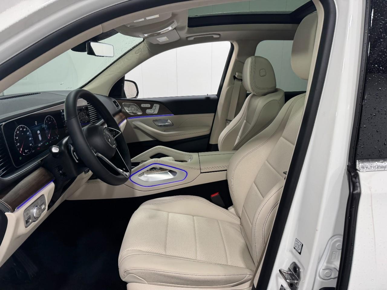 Mercedes-Benz GLE Vehicle Full-screen Gallery Image 29