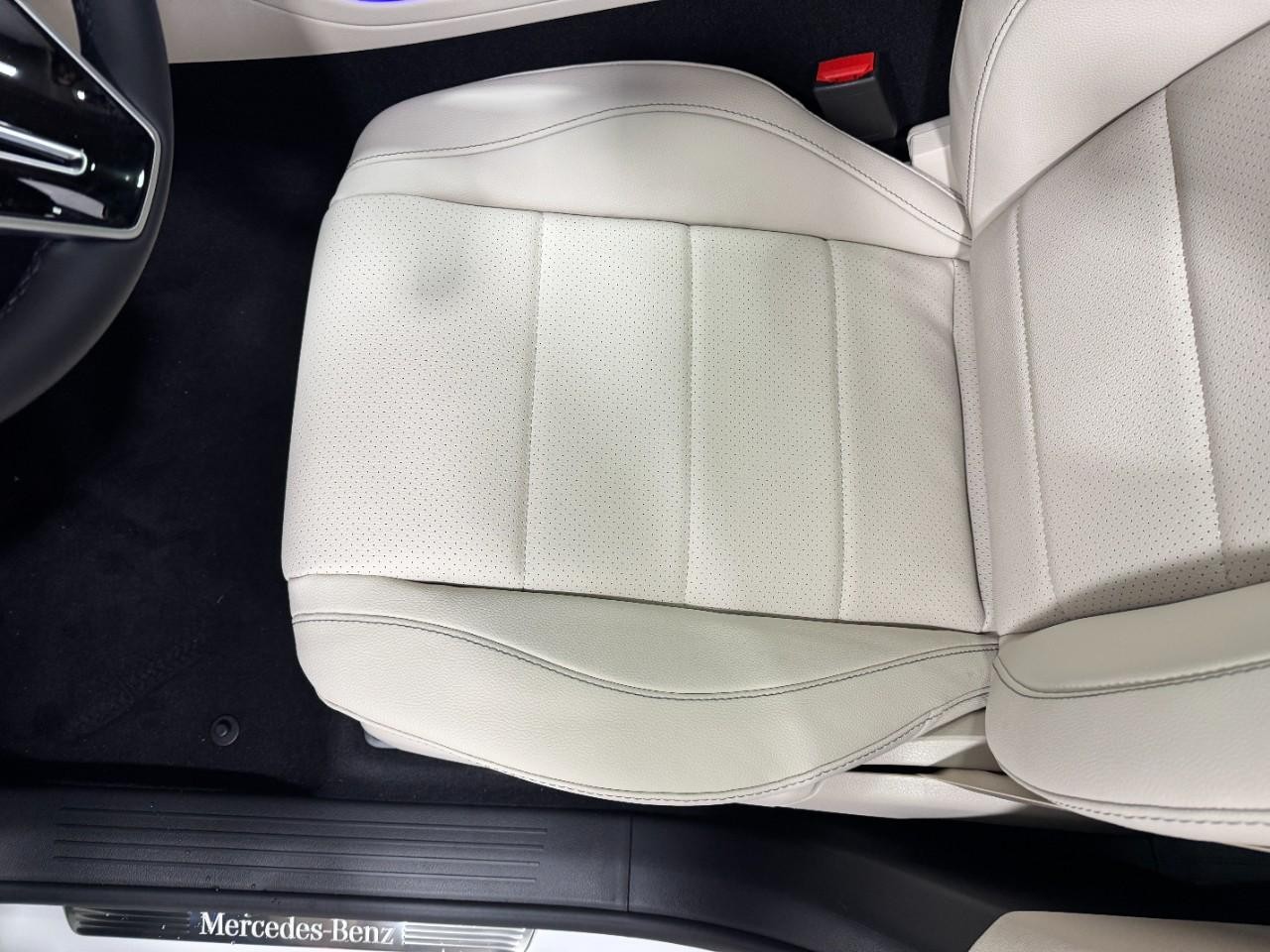 Mercedes-Benz GLE Vehicle Full-screen Gallery Image 30