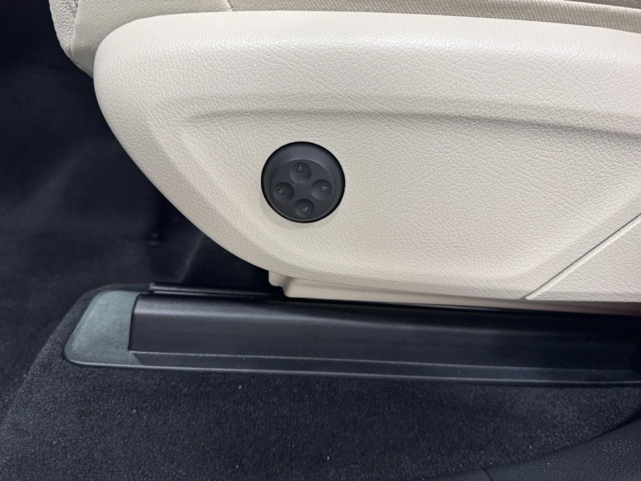 Mercedes-Benz GLE Vehicle Full-screen Gallery Image 31