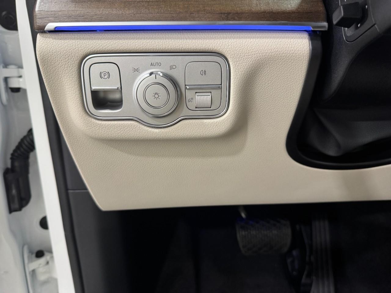 Mercedes-Benz GLE Vehicle Full-screen Gallery Image 32