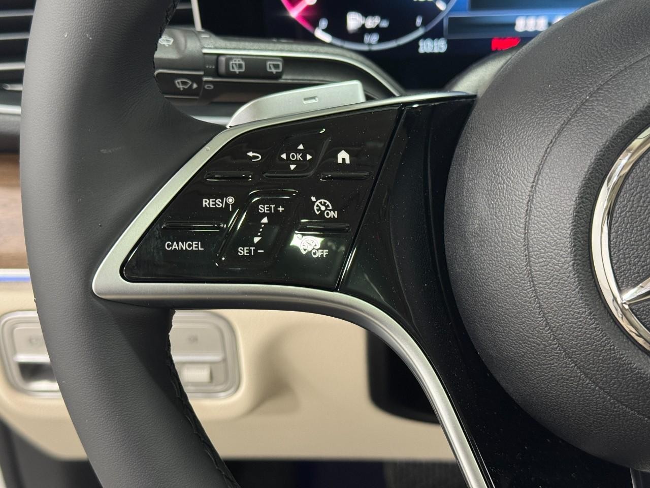 Mercedes-Benz GLE Vehicle Full-screen Gallery Image 33