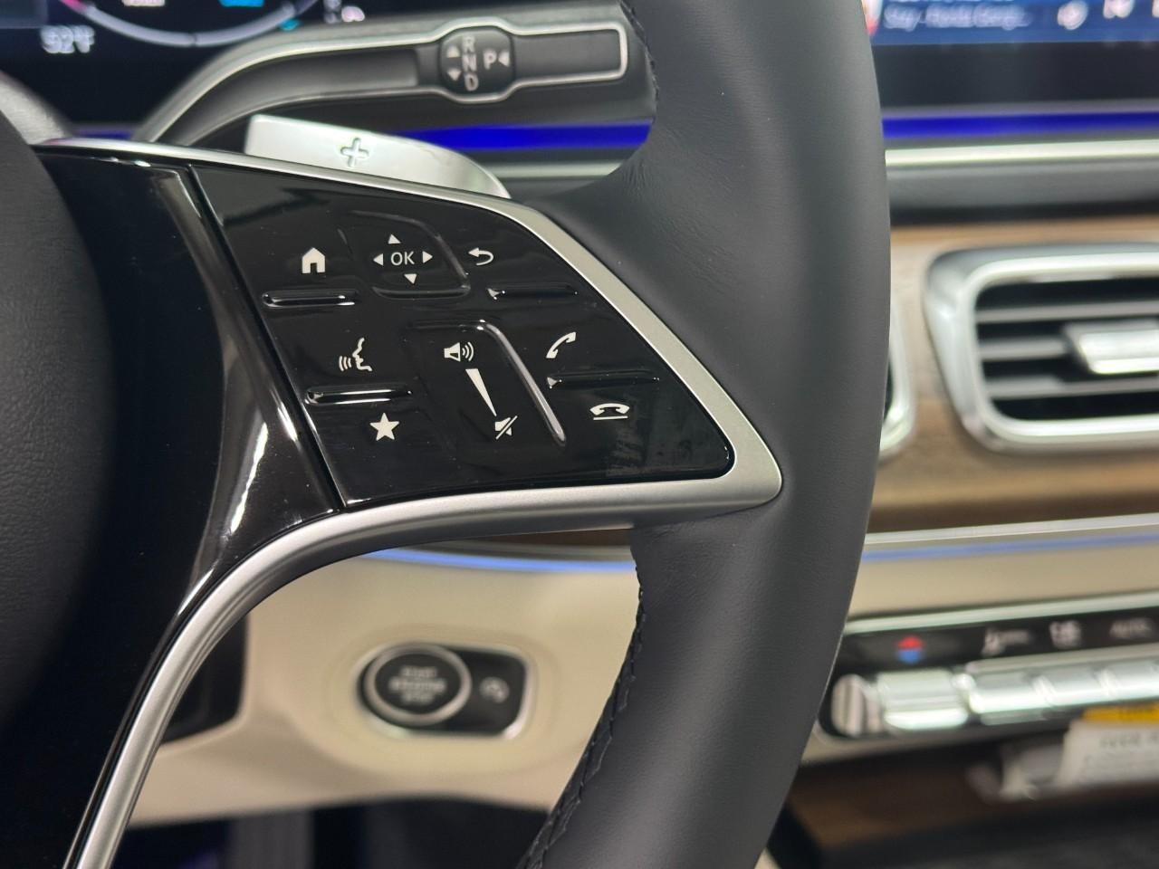 Mercedes-Benz GLE Vehicle Full-screen Gallery Image 34