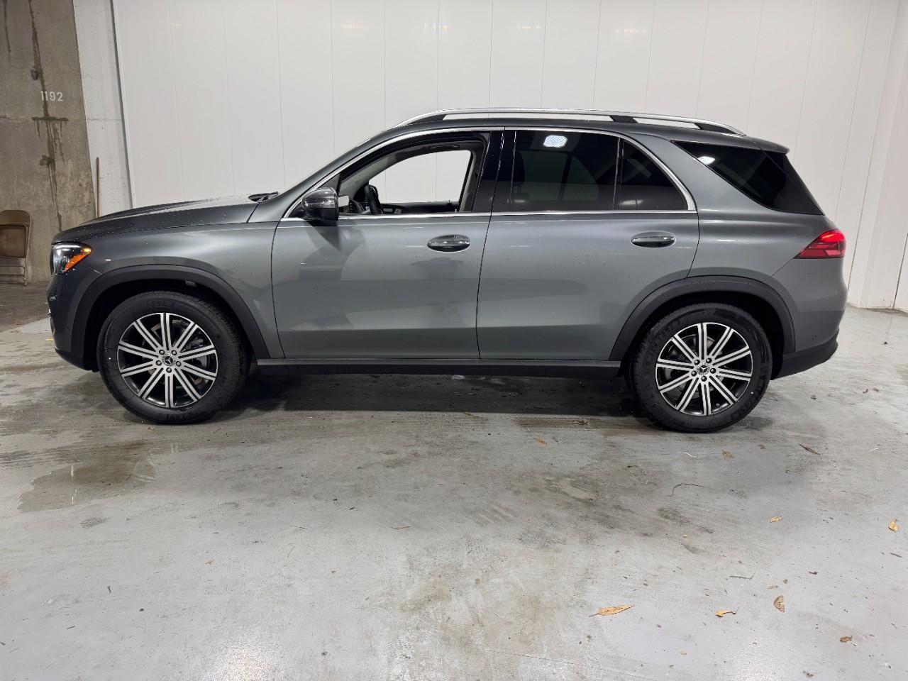 Mercedes-Benz GLE Vehicle Full-screen Gallery Image 2