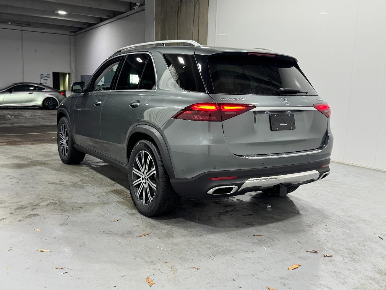 Mercedes-Benz GLE Vehicle Full-screen Gallery Image 3