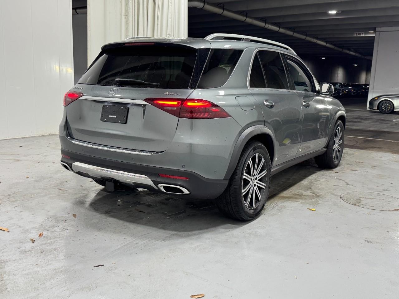 Mercedes-Benz GLE Vehicle Full-screen Gallery Image 4