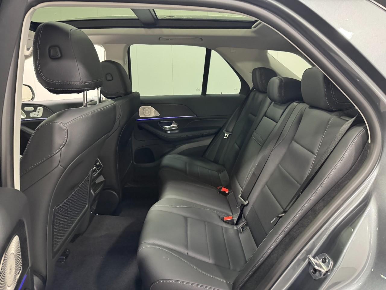 Mercedes-Benz GLE Vehicle Full-screen Gallery Image 8