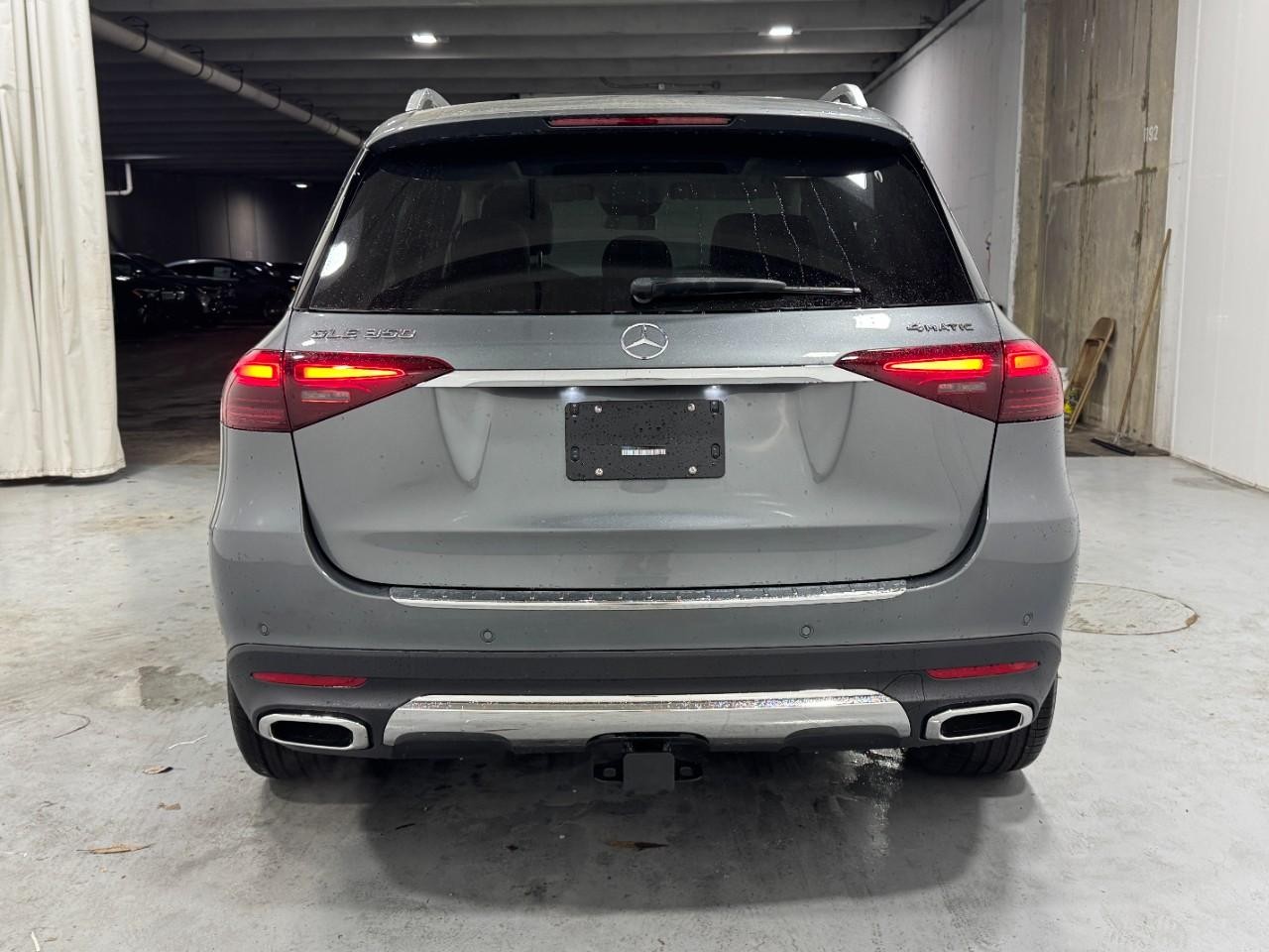 Mercedes-Benz GLE Vehicle Full-screen Gallery Image 9