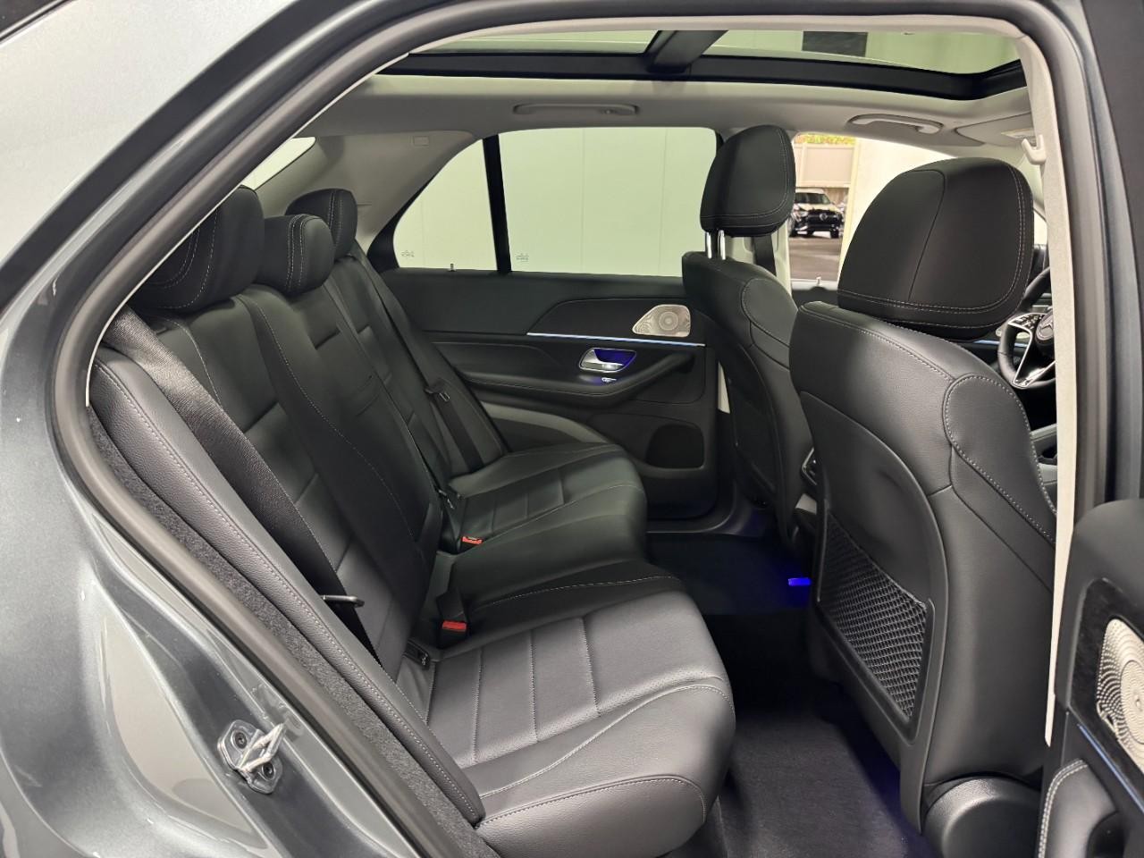 Mercedes-Benz GLE Vehicle Full-screen Gallery Image 10