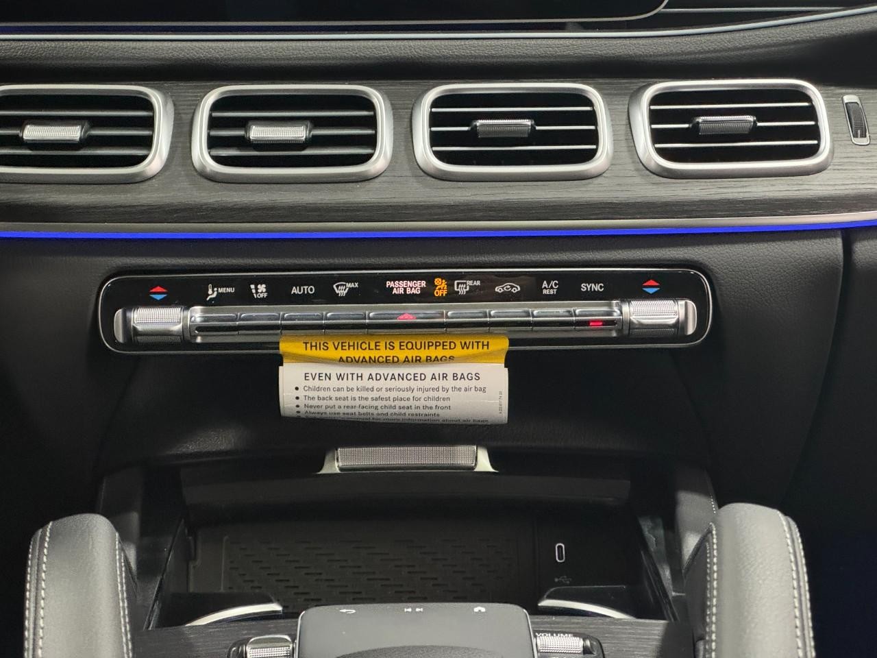 Mercedes-Benz GLE Vehicle Full-screen Gallery Image 15