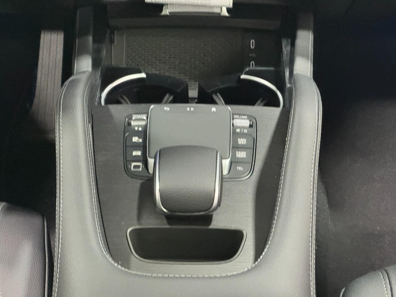 Mercedes-Benz GLE Vehicle Full-screen Gallery Image 16