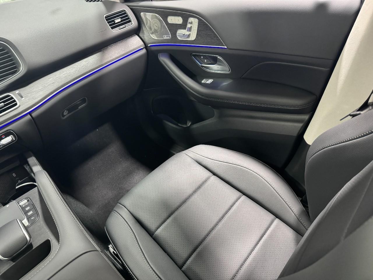 Mercedes-Benz GLE Vehicle Full-screen Gallery Image 17