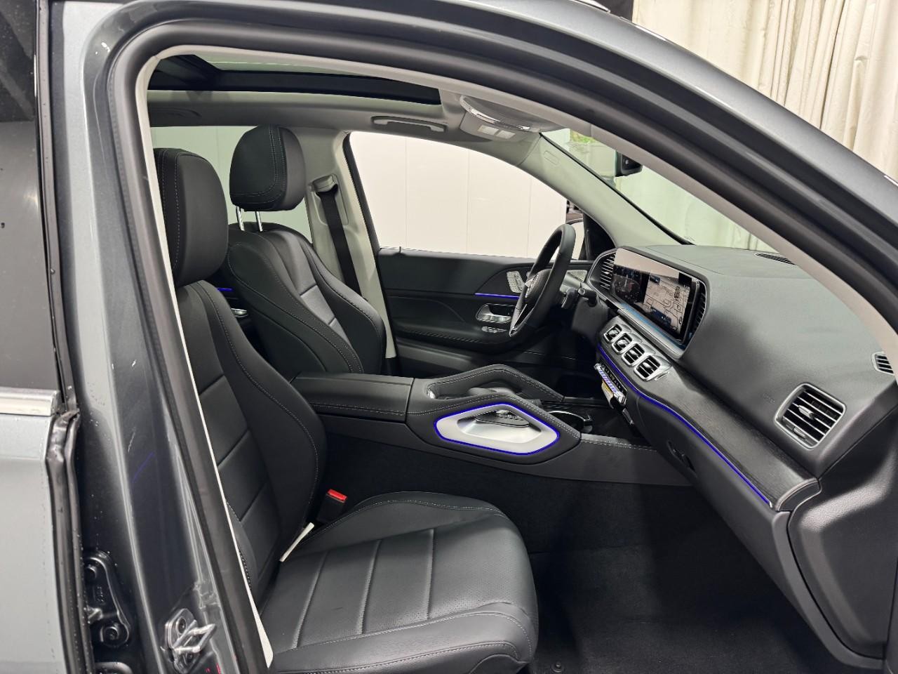 Mercedes-Benz GLE Vehicle Full-screen Gallery Image 18