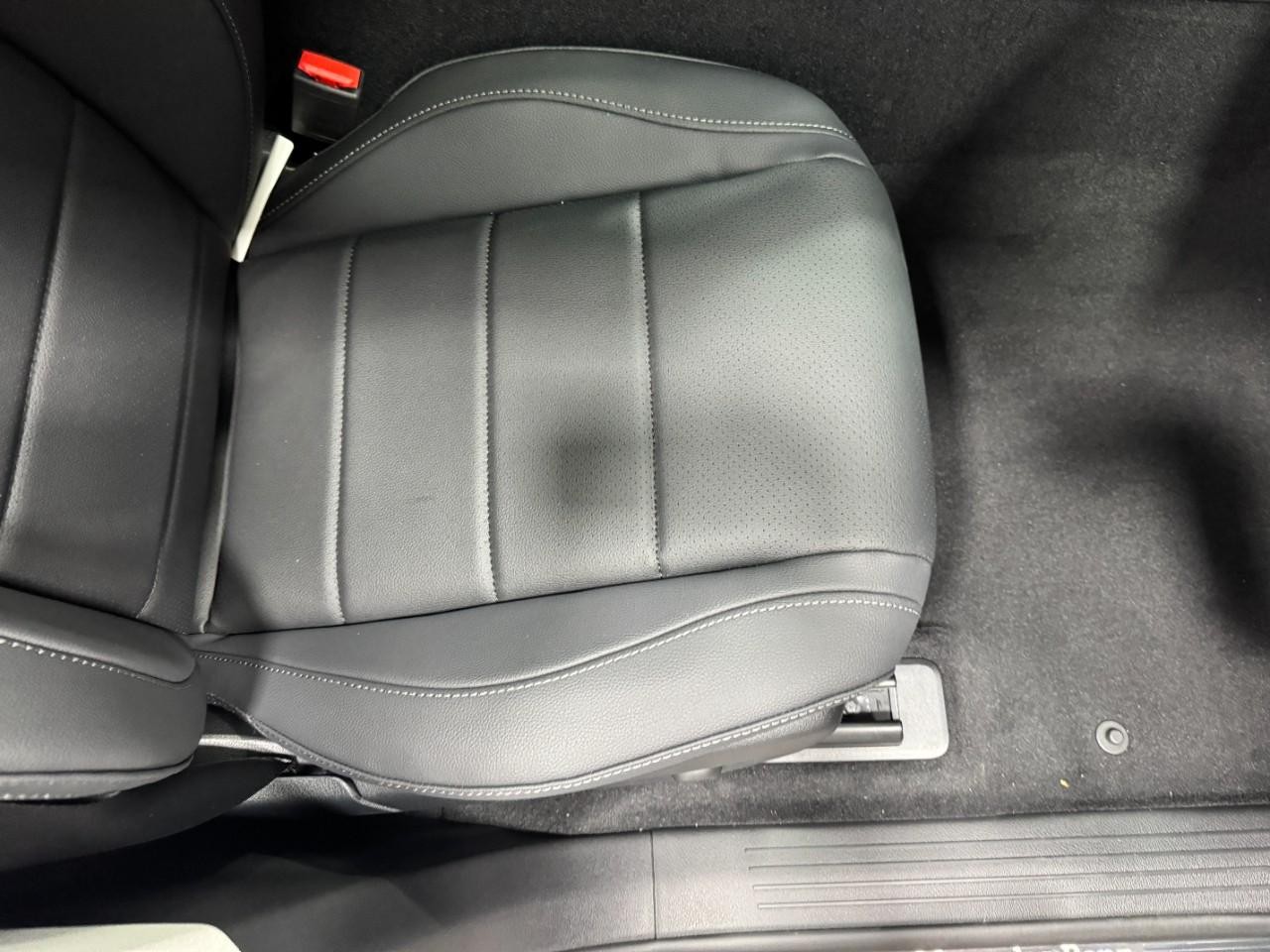 Mercedes-Benz GLE Vehicle Full-screen Gallery Image 19