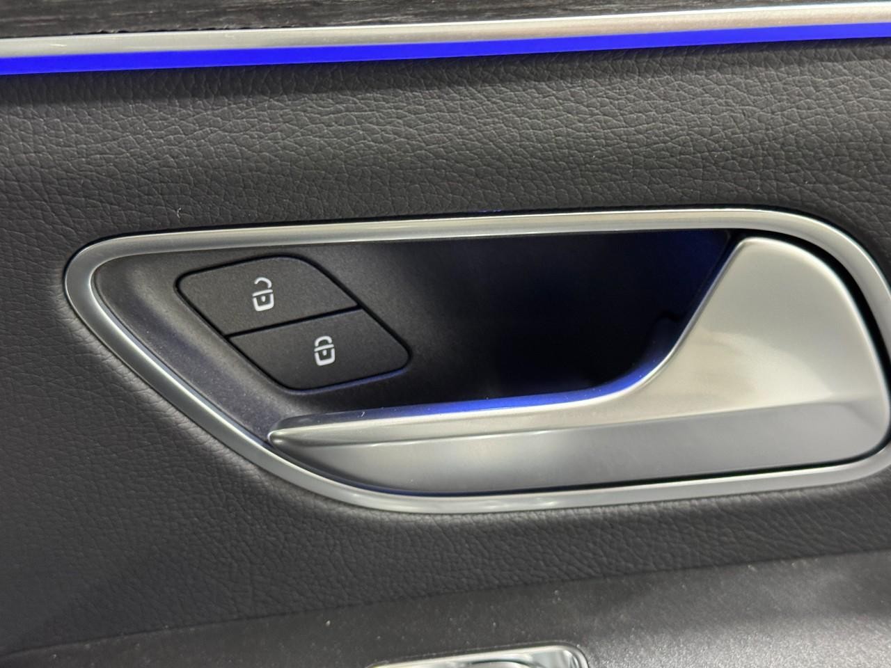 Mercedes-Benz GLE Vehicle Full-screen Gallery Image 22