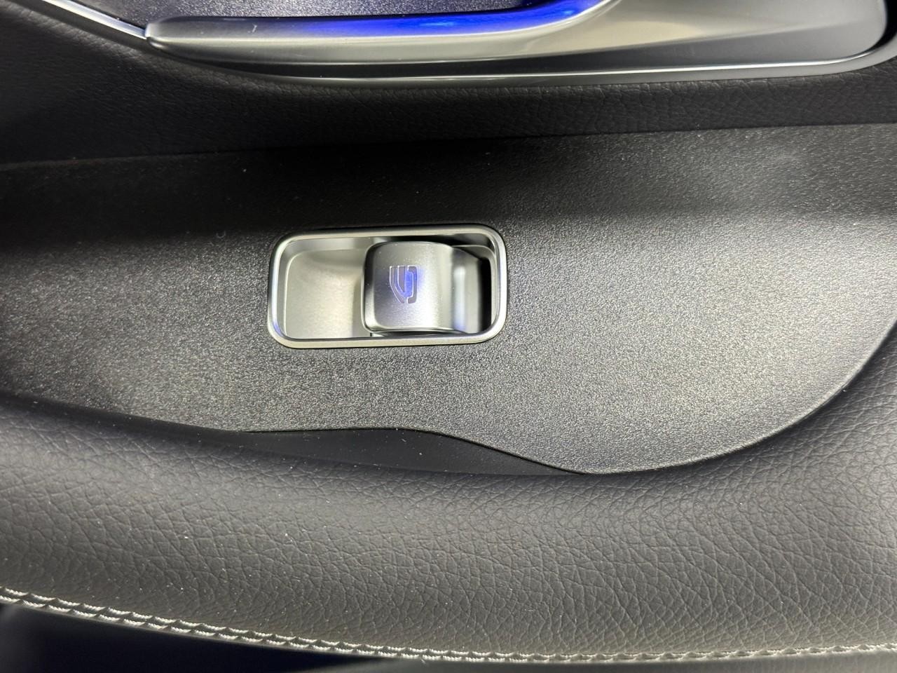 Mercedes-Benz GLE Vehicle Full-screen Gallery Image 23