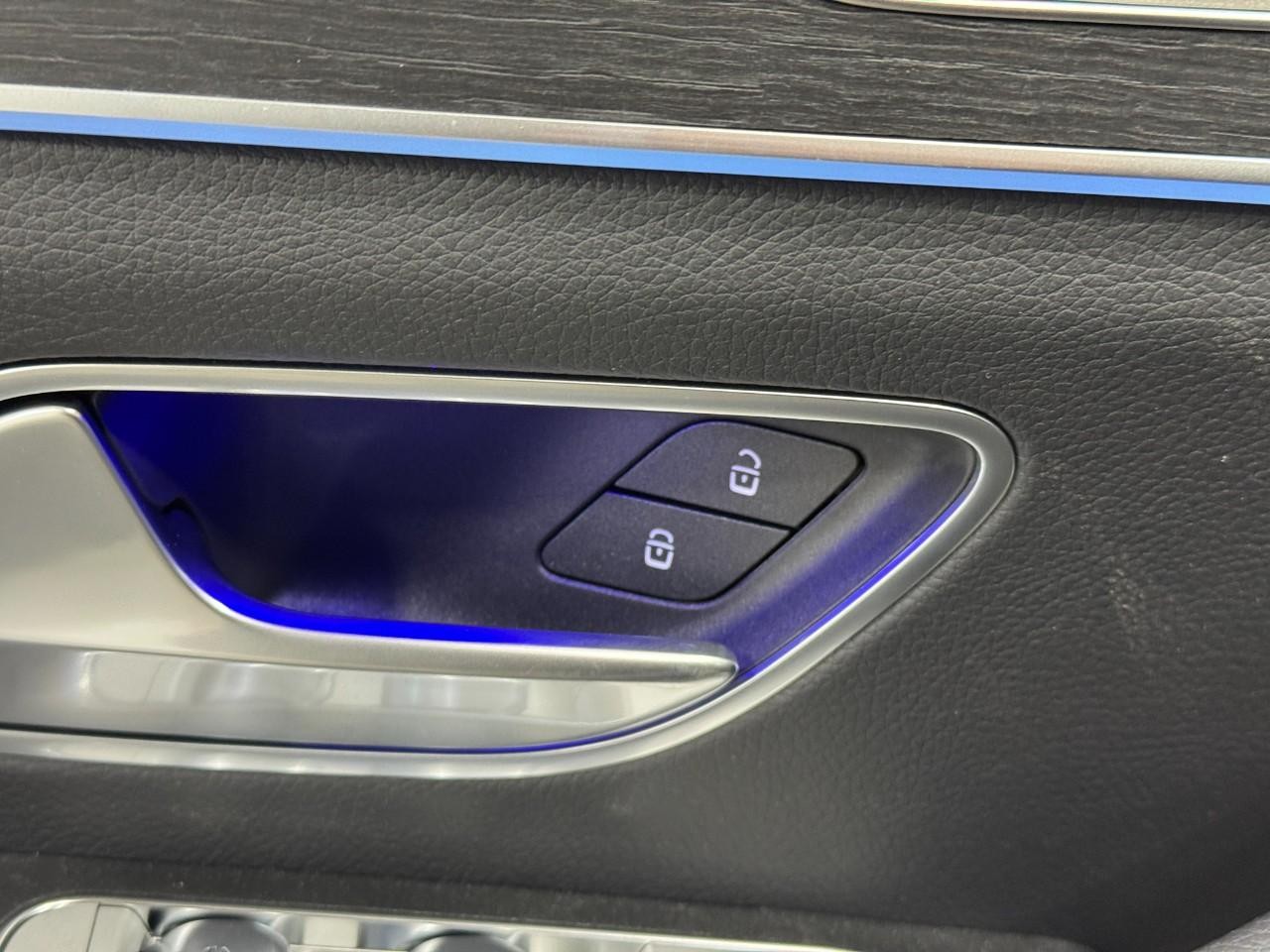 Mercedes-Benz GLE Vehicle Full-screen Gallery Image 26