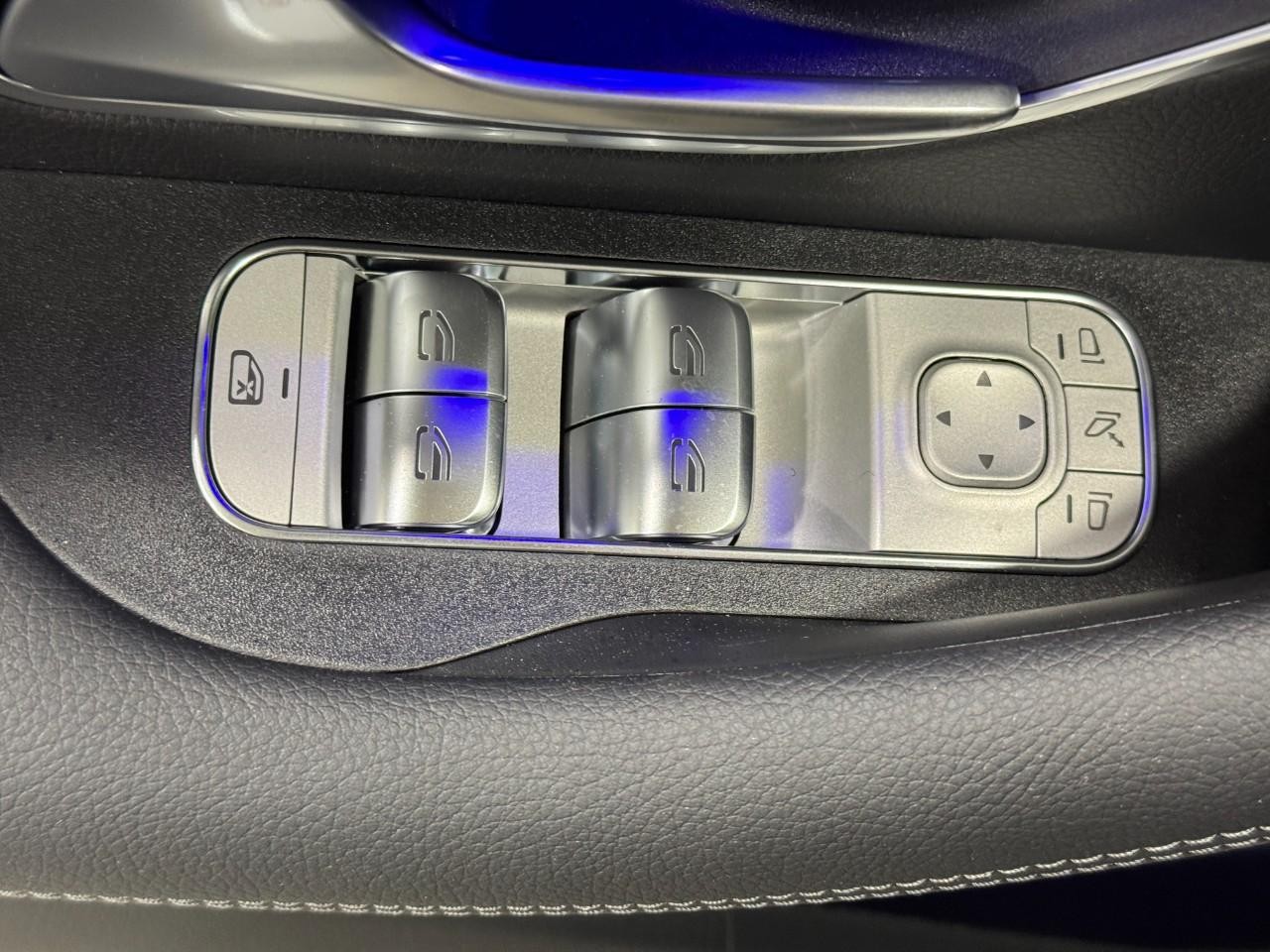 Mercedes-Benz GLE Vehicle Full-screen Gallery Image 27