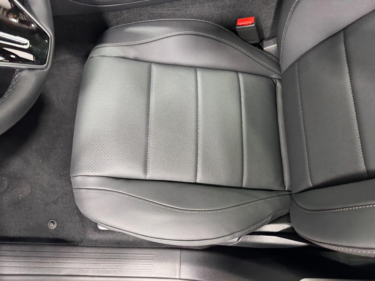 Mercedes-Benz GLE Vehicle Full-screen Gallery Image 30