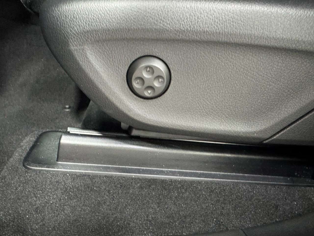 Mercedes-Benz GLE Vehicle Full-screen Gallery Image 31