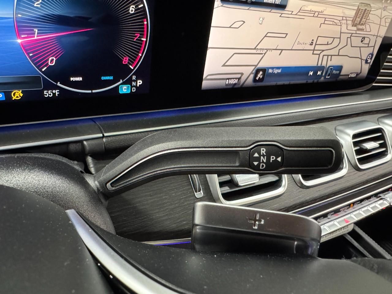 Mercedes-Benz GLE Vehicle Full-screen Gallery Image 36