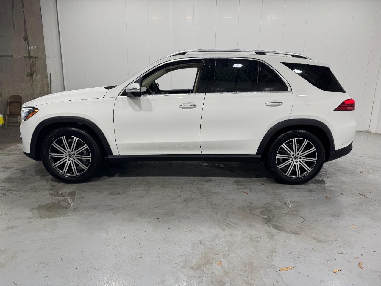 Mercedes-Benz GLE Vehicle Full-screen Gallery Image 2