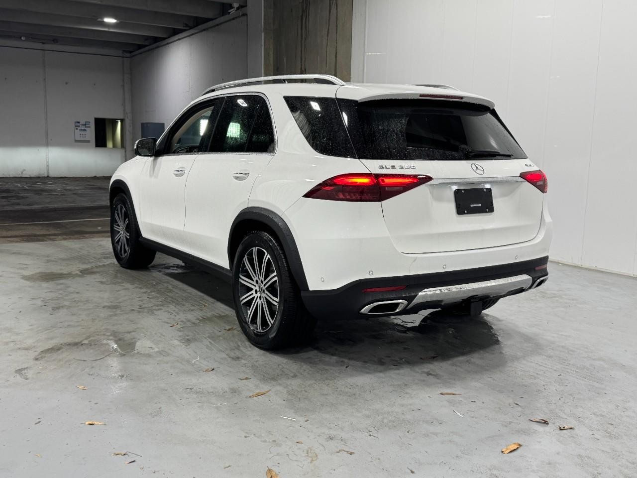 Mercedes-Benz GLE Vehicle Full-screen Gallery Image 3