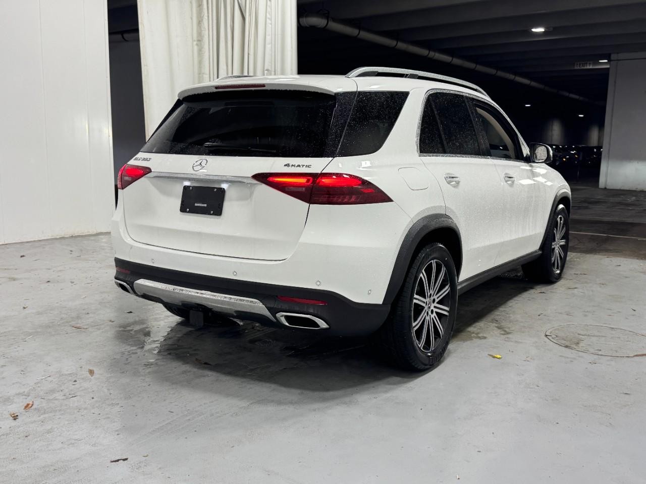 Mercedes-Benz GLE Vehicle Full-screen Gallery Image 4