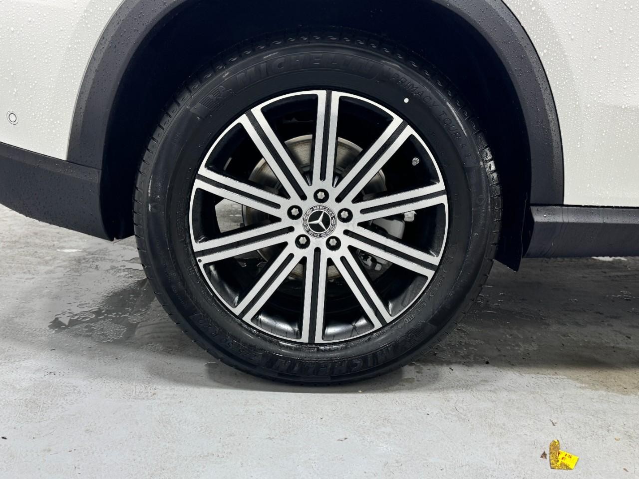 Mercedes-Benz GLE Vehicle Full-screen Gallery Image 5